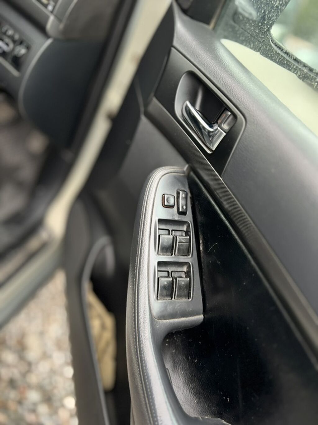 Toyota Avensis: 2004 г., 2 л, Механика, Бензин, Седан: фото 8