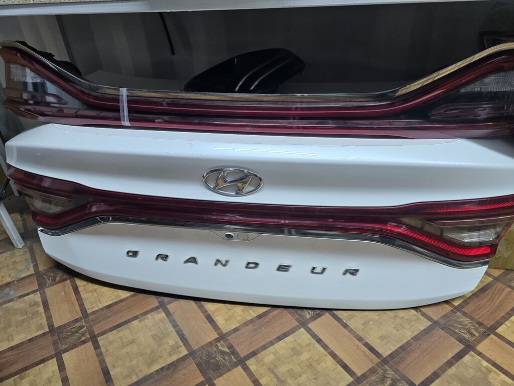 Крышка багажника Hyundai Grandeur (логотип и надпись GR A N D E U R)