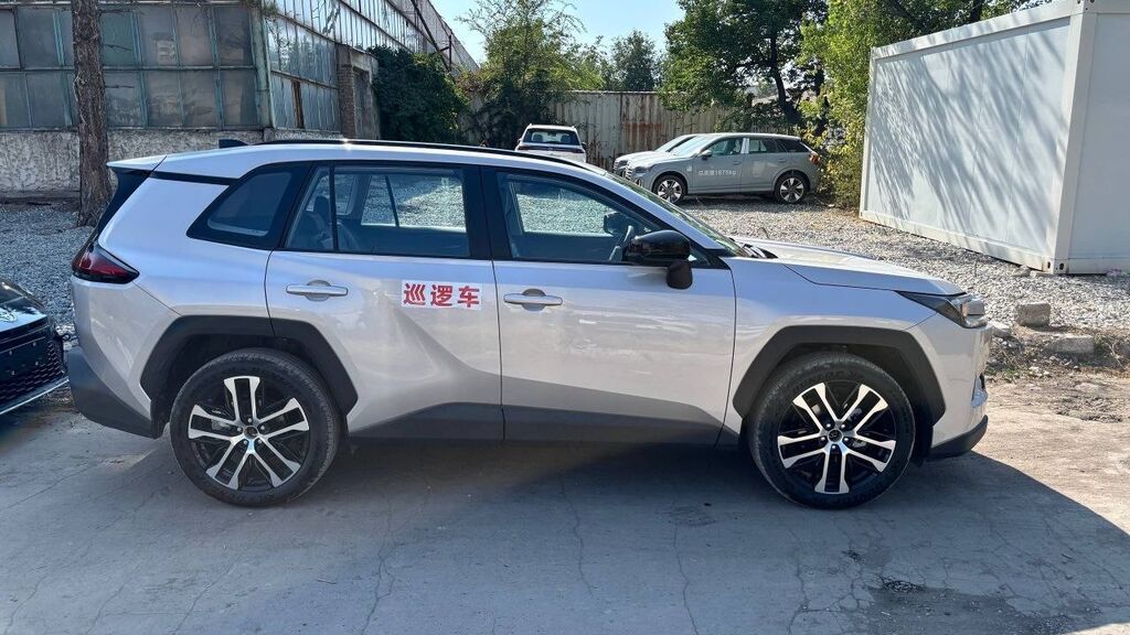 Toyota Wildlander: 2026 г., 2 л, Автомат, Гибрид, Внедорожник: фото 8