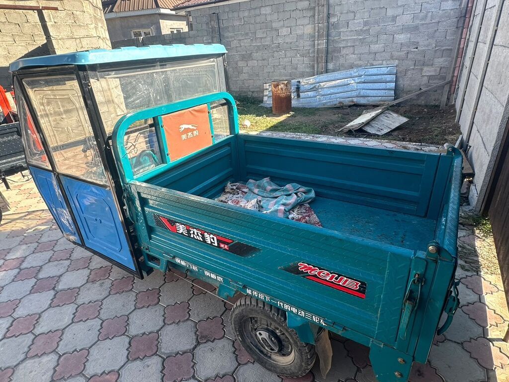Грузовой трицикл с закрытой кабиной - Компоновка: трехколесный: фото 3