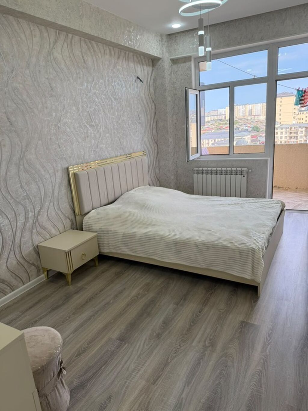 Mənzilin təsviri: - Zövqlə dizayn edilmiş, işıqlı və geniş zal