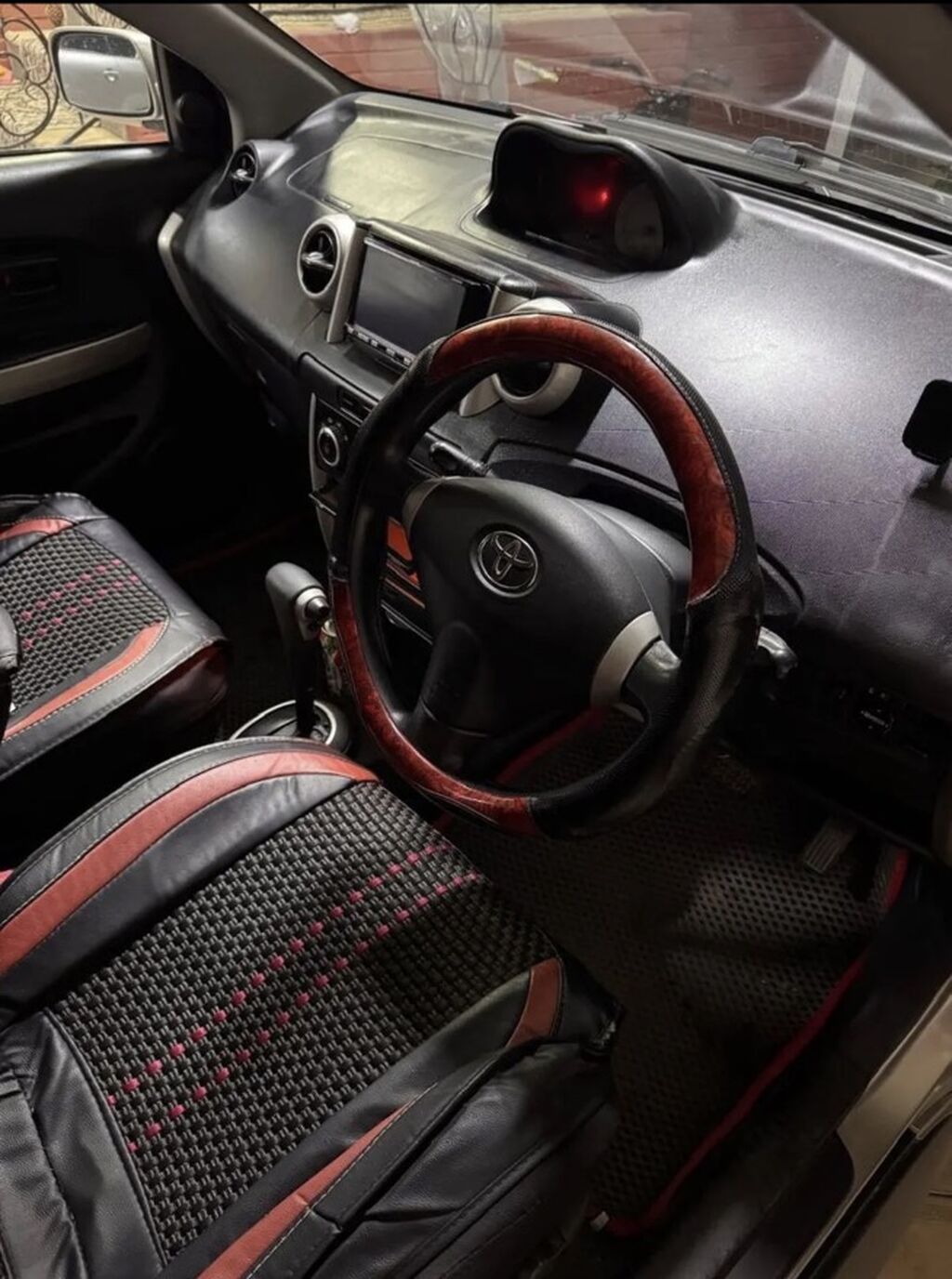 Toyota Ist: 2004 г., 1.5 л, Автомат, Бензин, Хэтчбэк: фото 3