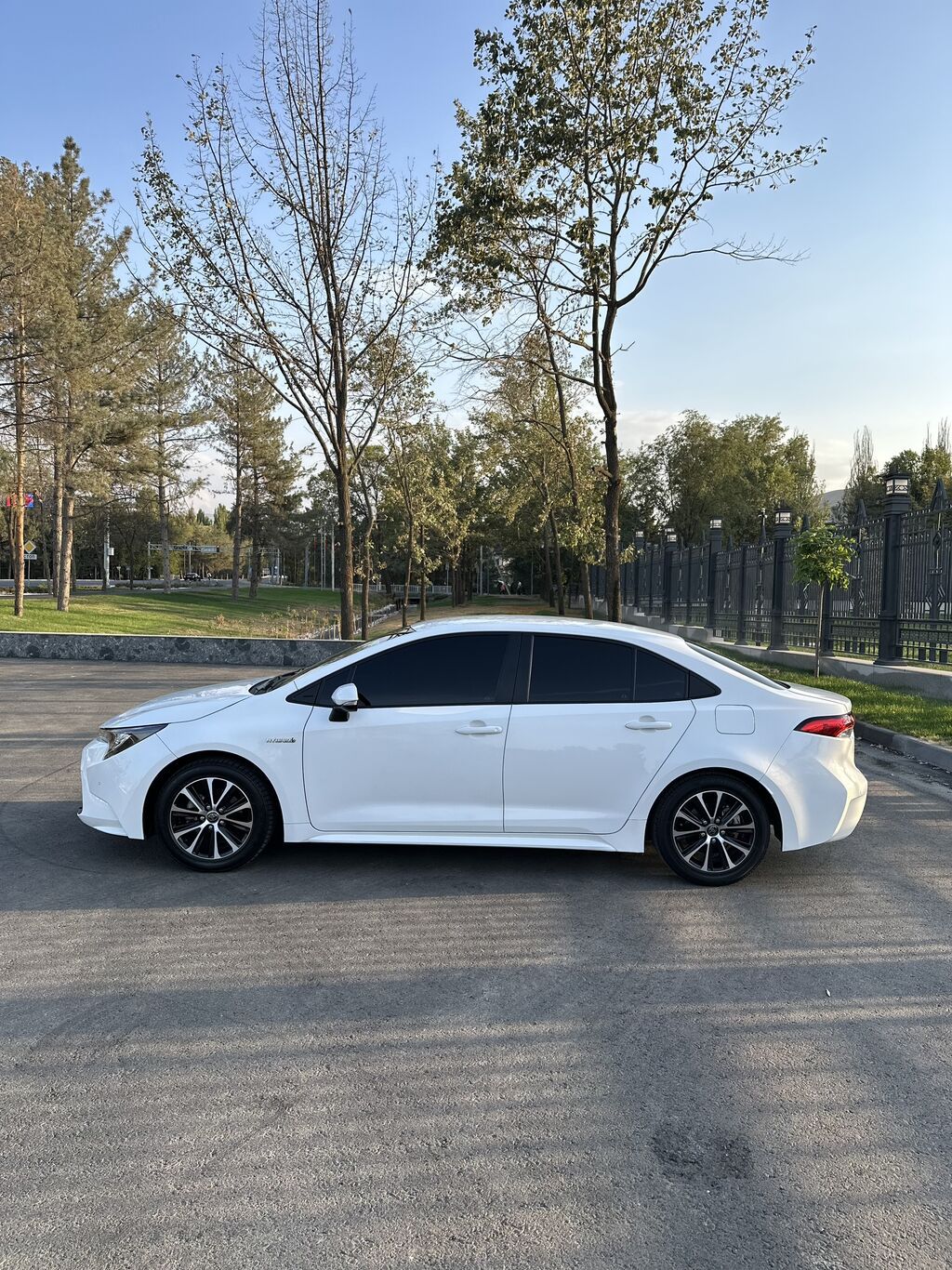Toyota Corolla: 2023 г., 1.8 л, Автомат, Гибрид, Седан: фото 2