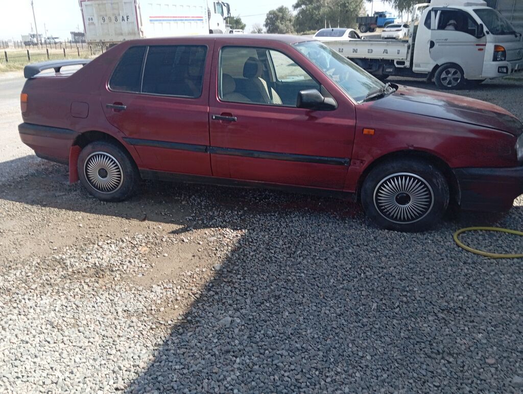Volkswagen Vento: 1999 г., 1.6 л, Механика, Бензин, Седан: фото 3