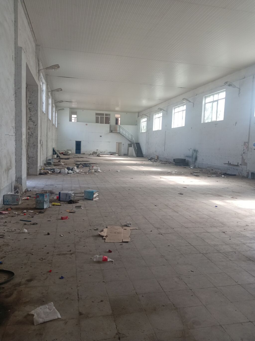 Icarəyə verilir:Baki Səlyan şosesi 8 km, Anbar, Avtoserviz ankarlıq