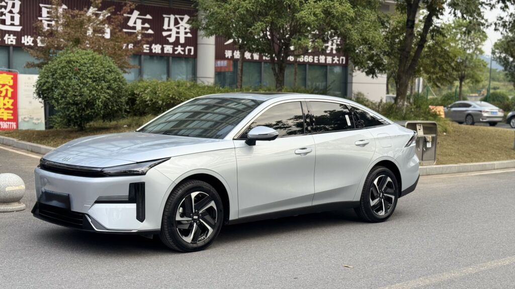 Geely : 2026 г., 1.5 л, Робот, Гибрид, Седан: фото 2