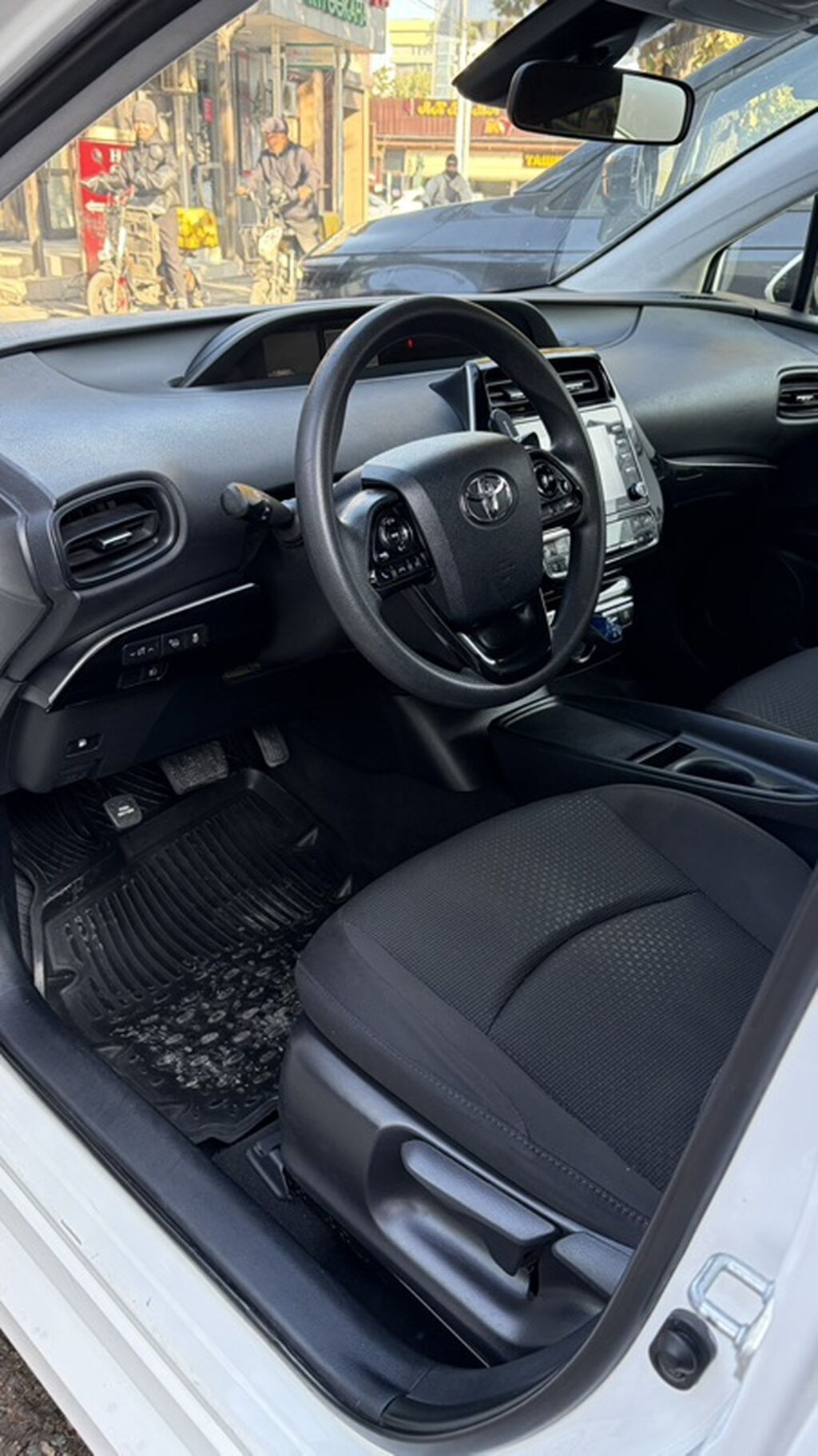 Toyota Prius: 2021 г., 1.8 л, Автомат, Гибрид, Хэтчбэк: фото 5