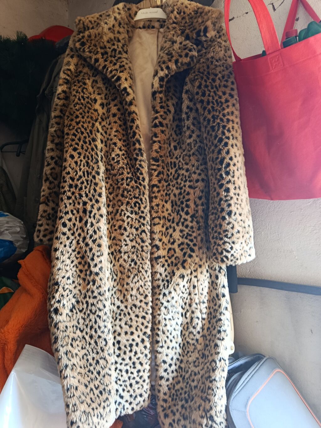 Krzneni kaputi: Duga bunda sa leopard printom (veštačko krzno). - Kroj: klasičan