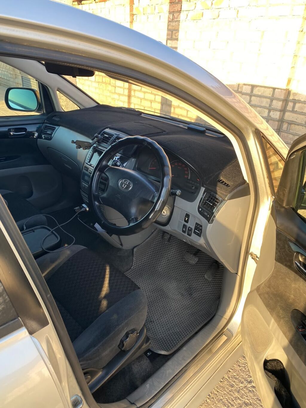 Toyota Ipsum: 2002 г., 2.4 л, Автомат, Бензин, Минивэн: фото 5