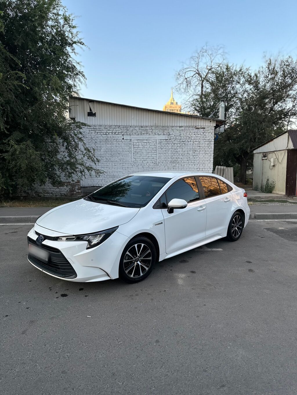 Toyota Corolla: 2023 г., 1.8 л, Вариатор, Гибрид, Седан: фото 1