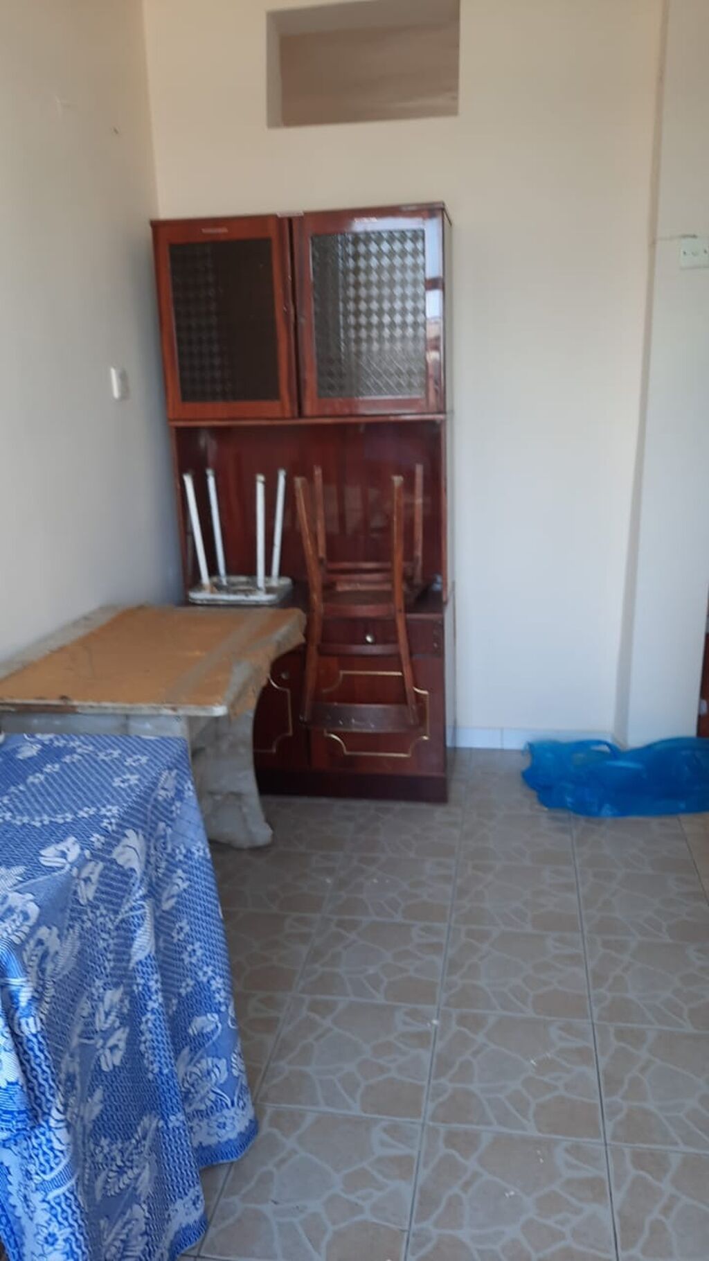 1 otaqlı, mətbəxli orta təmirli həyət evi kirayə verilir.Otaqda bir