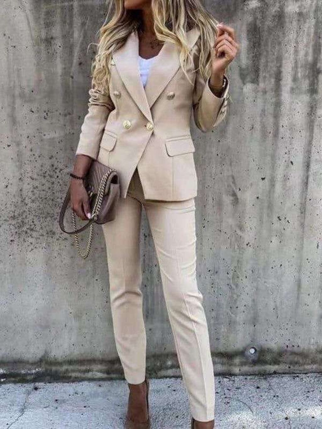 Kompleti: Sako i pantalone 
3200 din