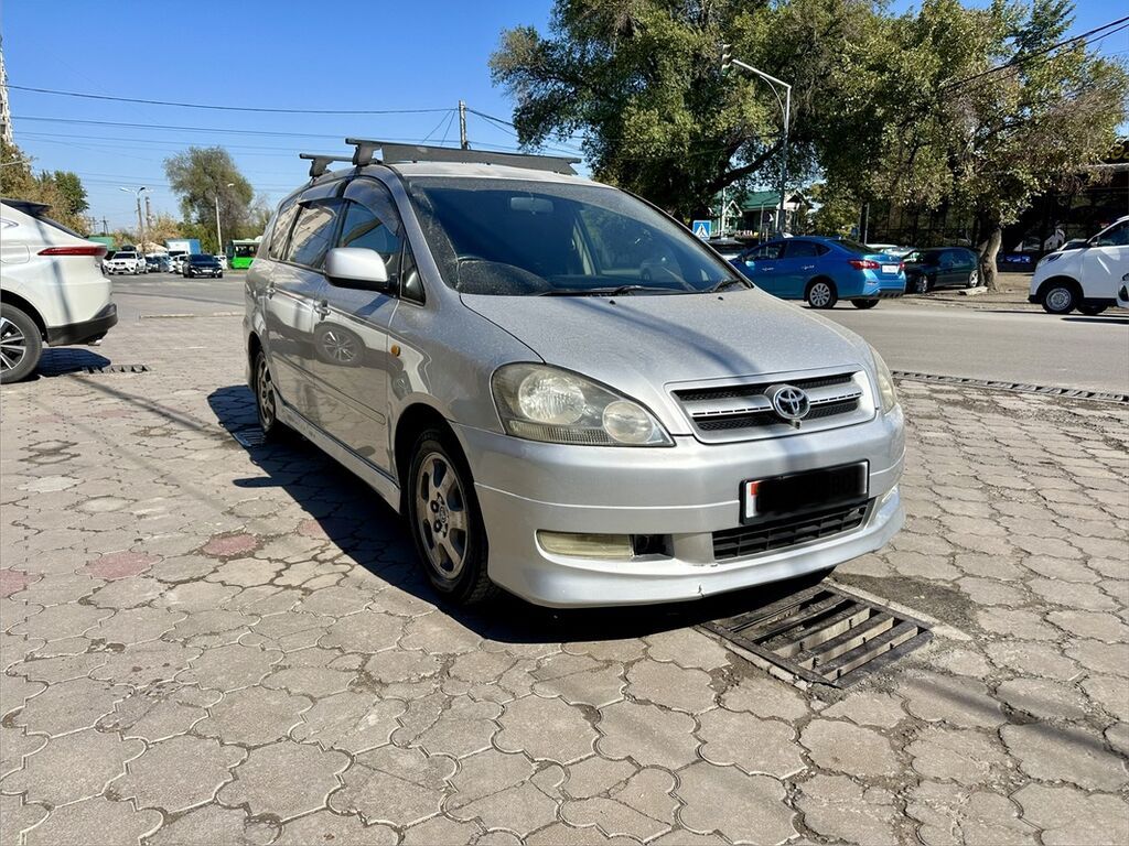 Toyota Ipsum: 2002 г., 2.4 л, Автомат, Газ, Минивэн: фото 2