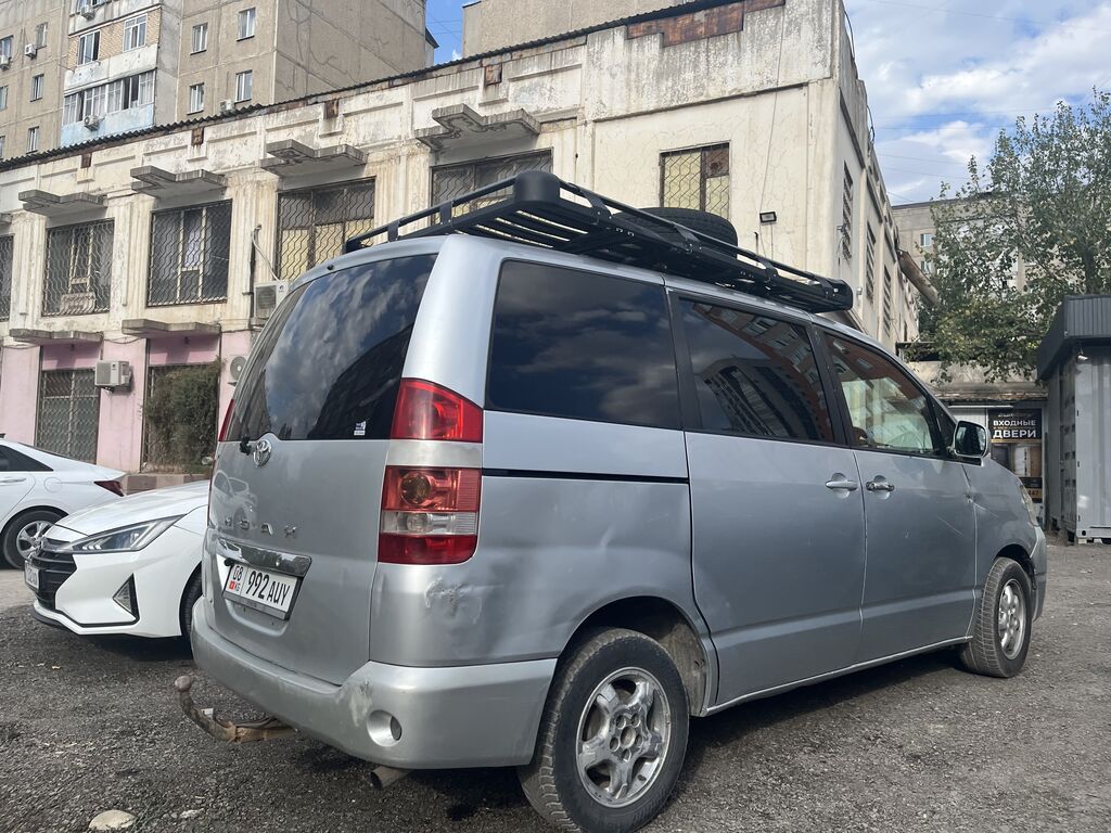 Toyota Noah: 2003 г., 2 л, Автомат, Бензин, Минивэн: фото 8