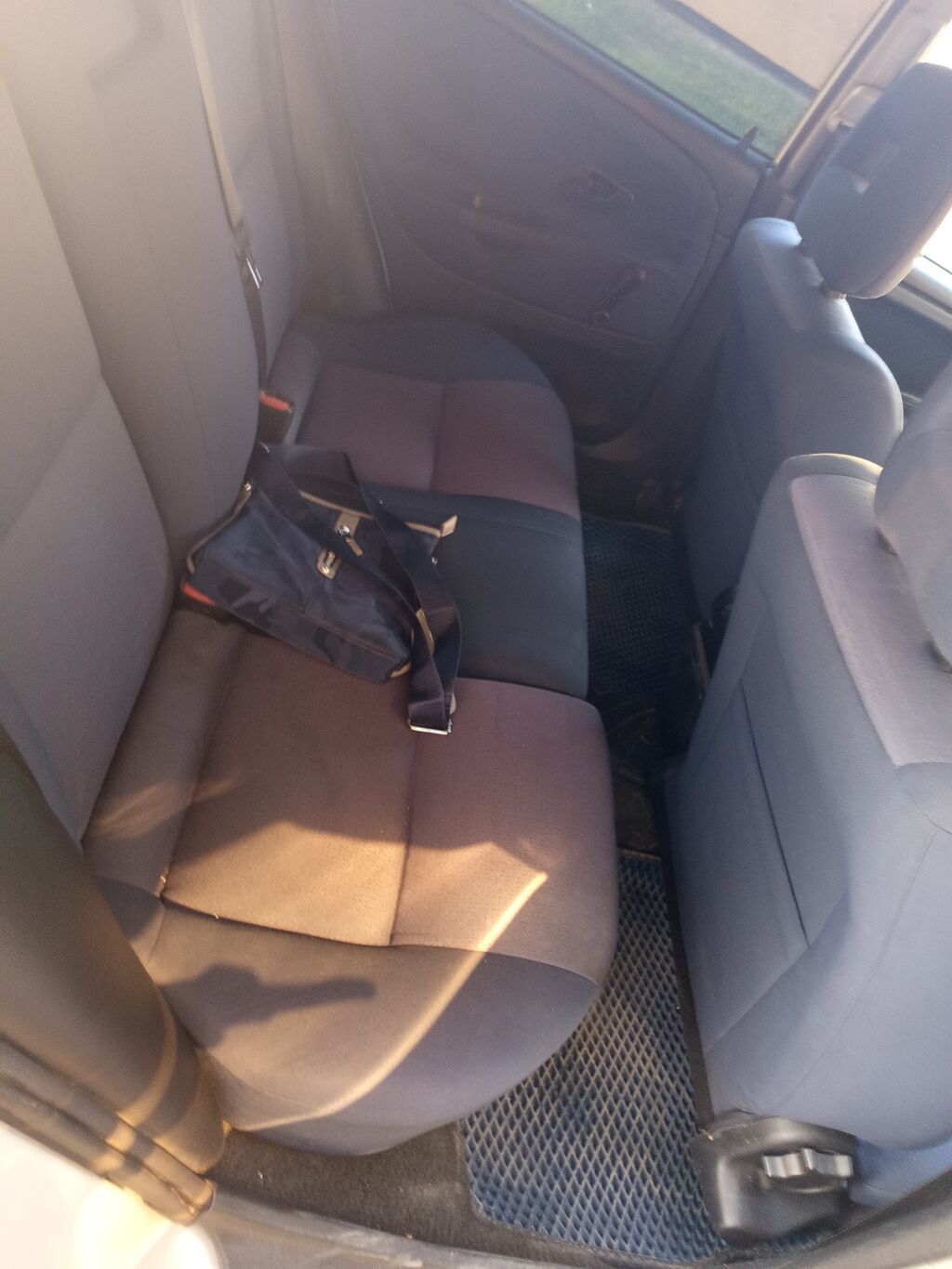 Mitsubishi Carisma: 2002 г., 1.6 л, Механика, Бензин, Седан: фото 6