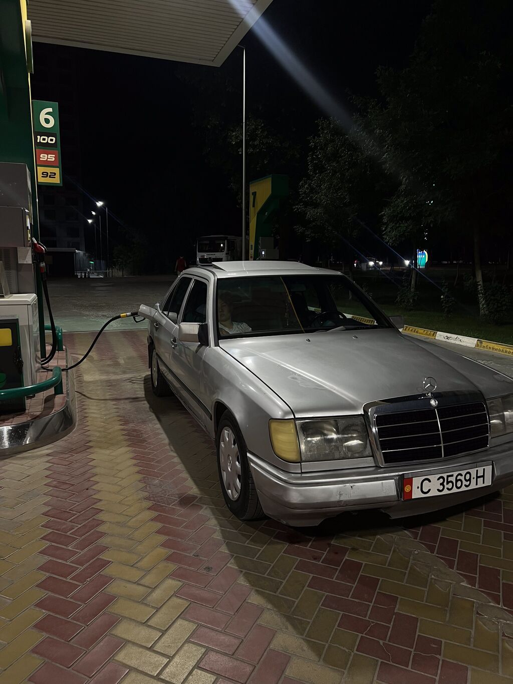 Mercedes-Benz W124: 1989 г., 2 л, Механика, Бензин, Седан: фото 3