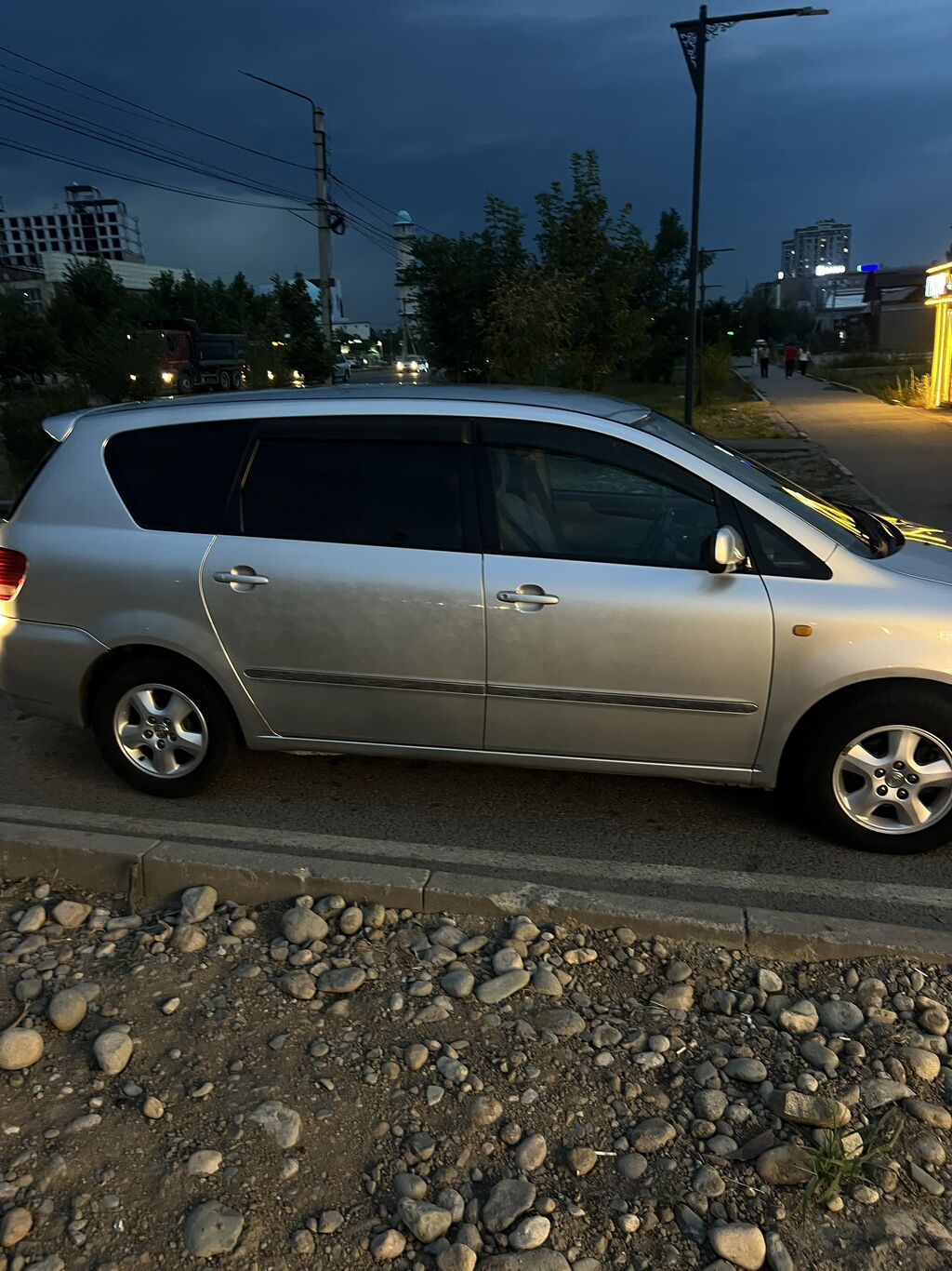Toyota Ipsum: 2002 г., 2.4 л, Автомат, Бензин, Минивэн: фото 2