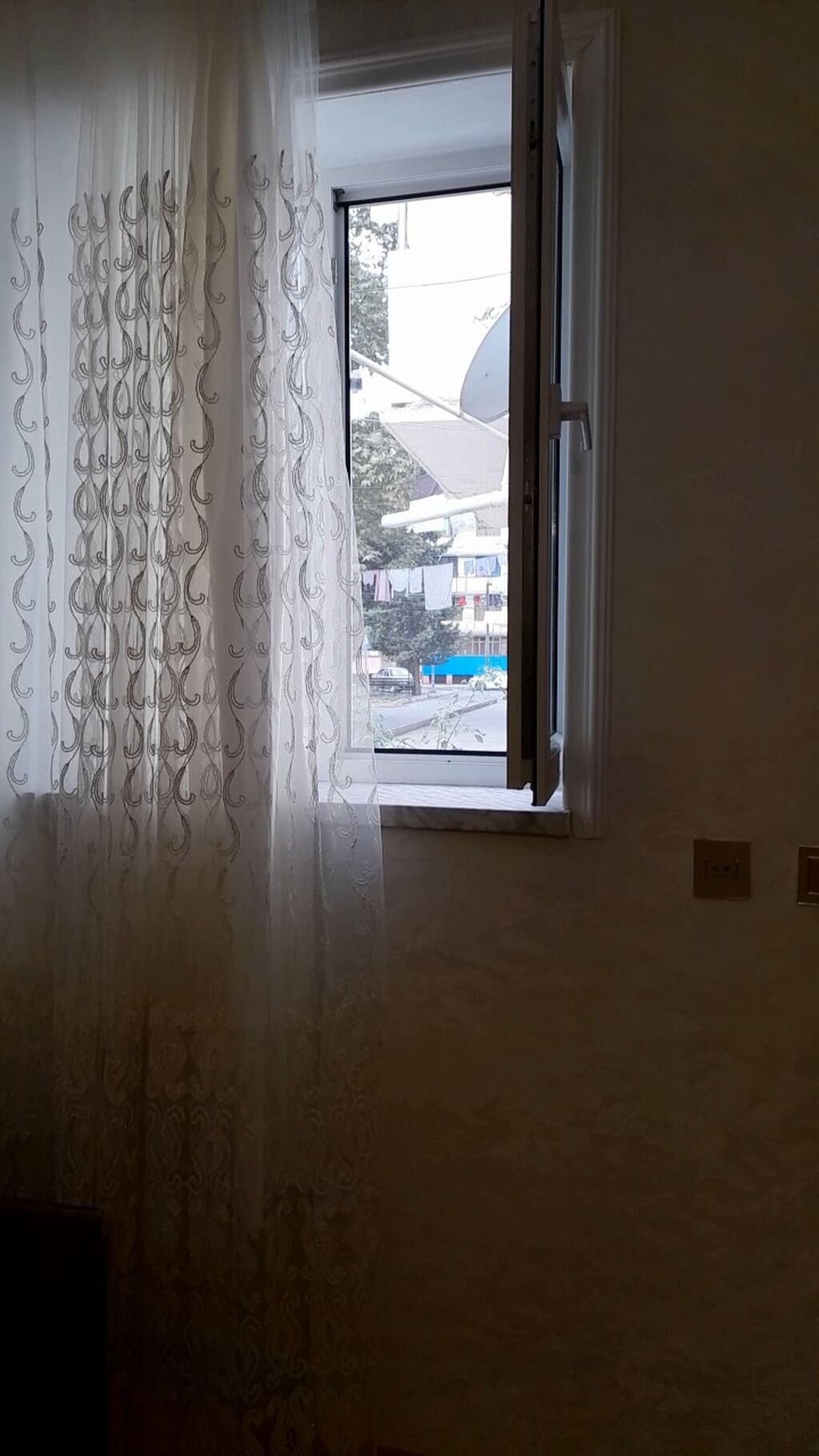 MİNGƏÇEVİRDƏ EMBAVOD MEBELİN YANINDA Kirayə üçün həyət evi var