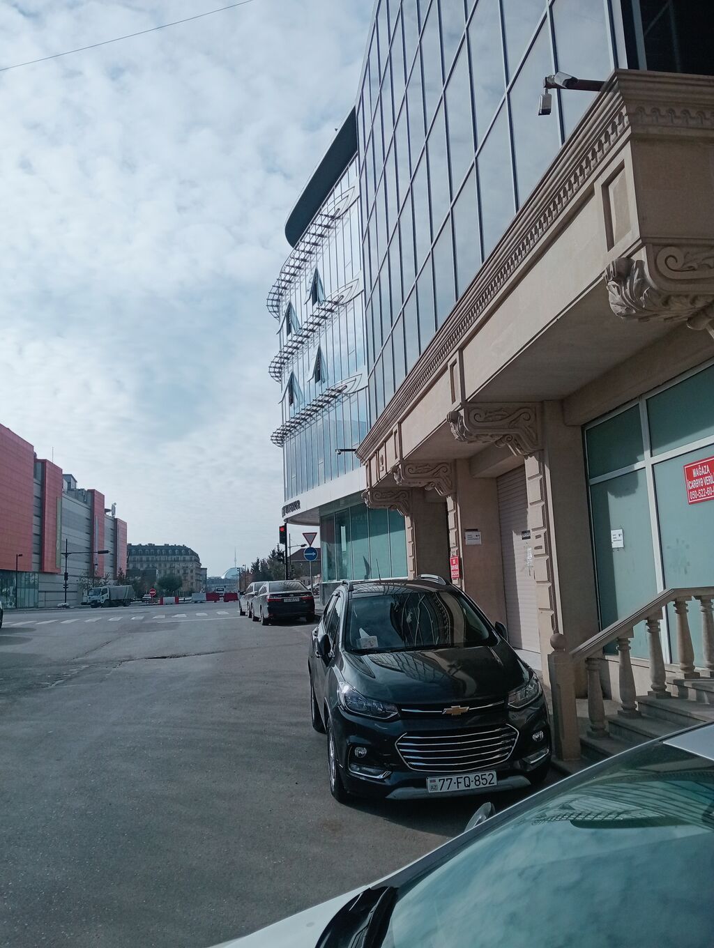 İcarəyə verilən ofis sahəsi. Babek pr 31, ağ şəhər ctiy park ilə
