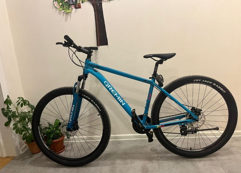 Qremin dağ velosipedi. Mavi rəngli, sərt çərçivəli MTB tipli