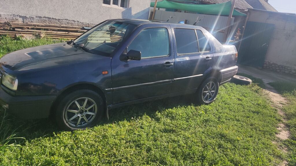 Volkswagen Vento: 1993 г., 1.8 л, Механика, Бензин, Седан: фото 2
