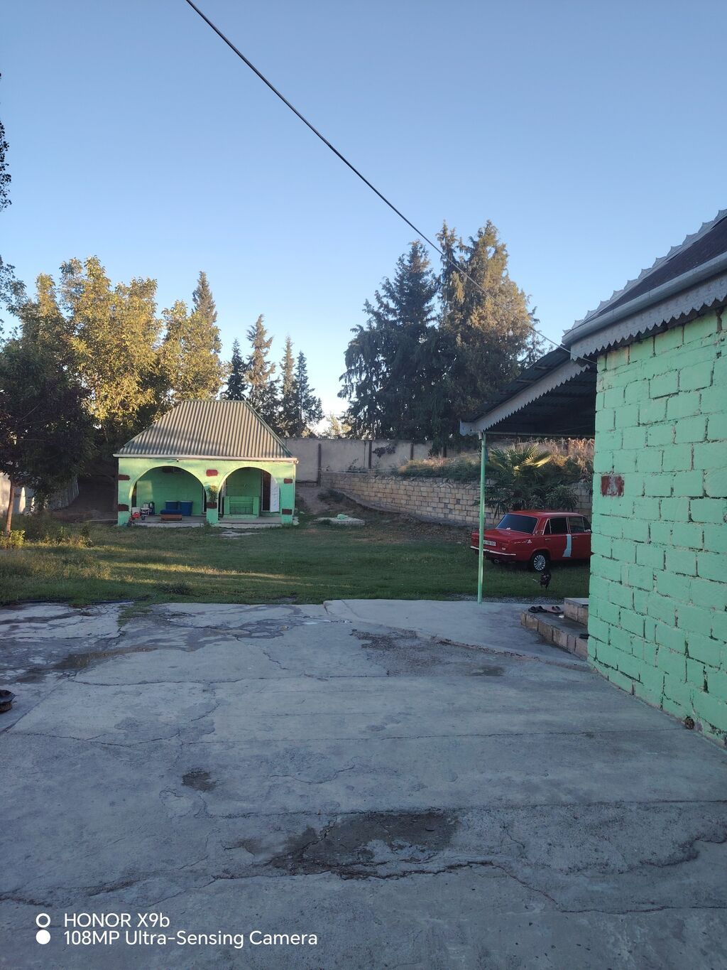 Həyətyanı sahəsi geniş olan fərdi yaşayış evi. Şəkillərdən göründüyü