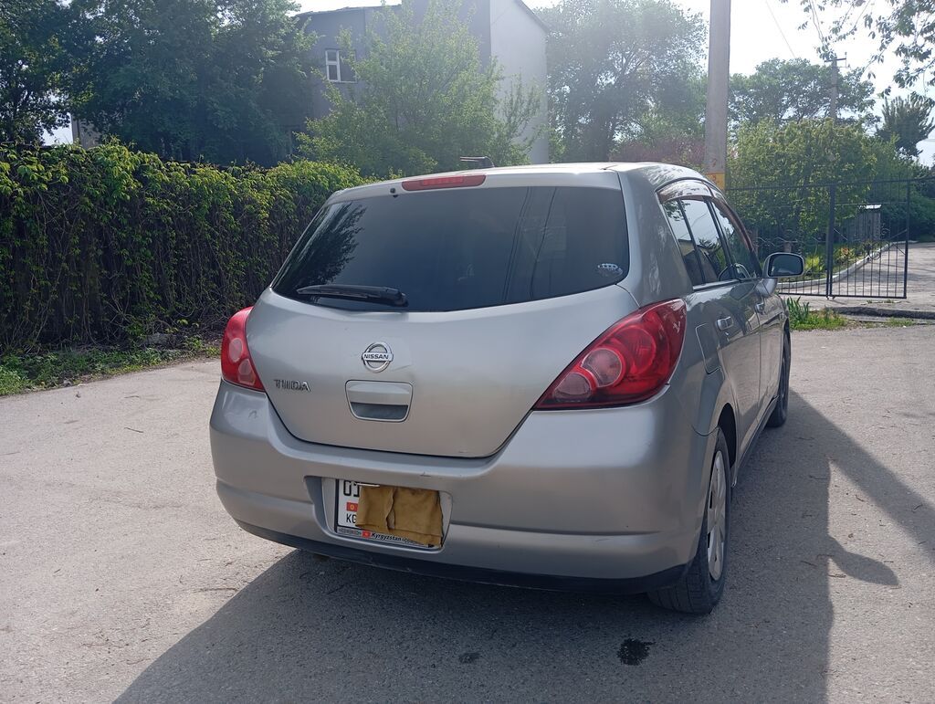Nissan Tiida: 2004 г., Автомат, Бензин, Хэтчбэк: фото 2