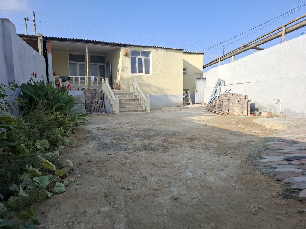 Künc sahədə yerləşən ayrıca tikili – kiçik ofis/obyekt+EV