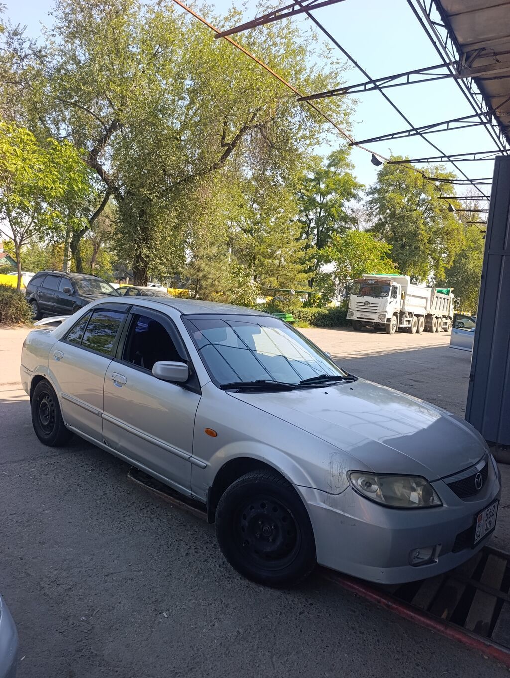 Mazda Familia: 2002 г., 1.6 л, Автомат, Бензин, Седан: фото 2