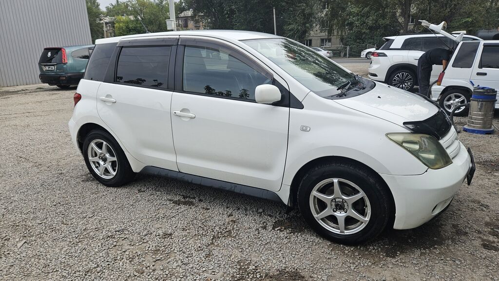 Toyota Ist: 2003 г., 1.3 л, Автомат, Бензин, Хэтчбэк: фото 3