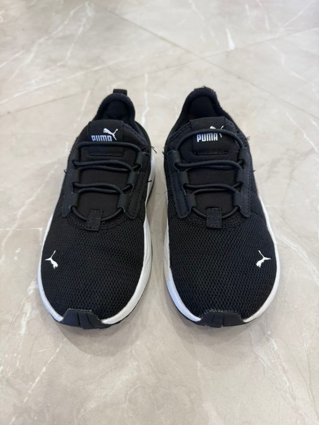 Черные кроссовки Puma 30 размер с белой подошвой и характерным: фото 2