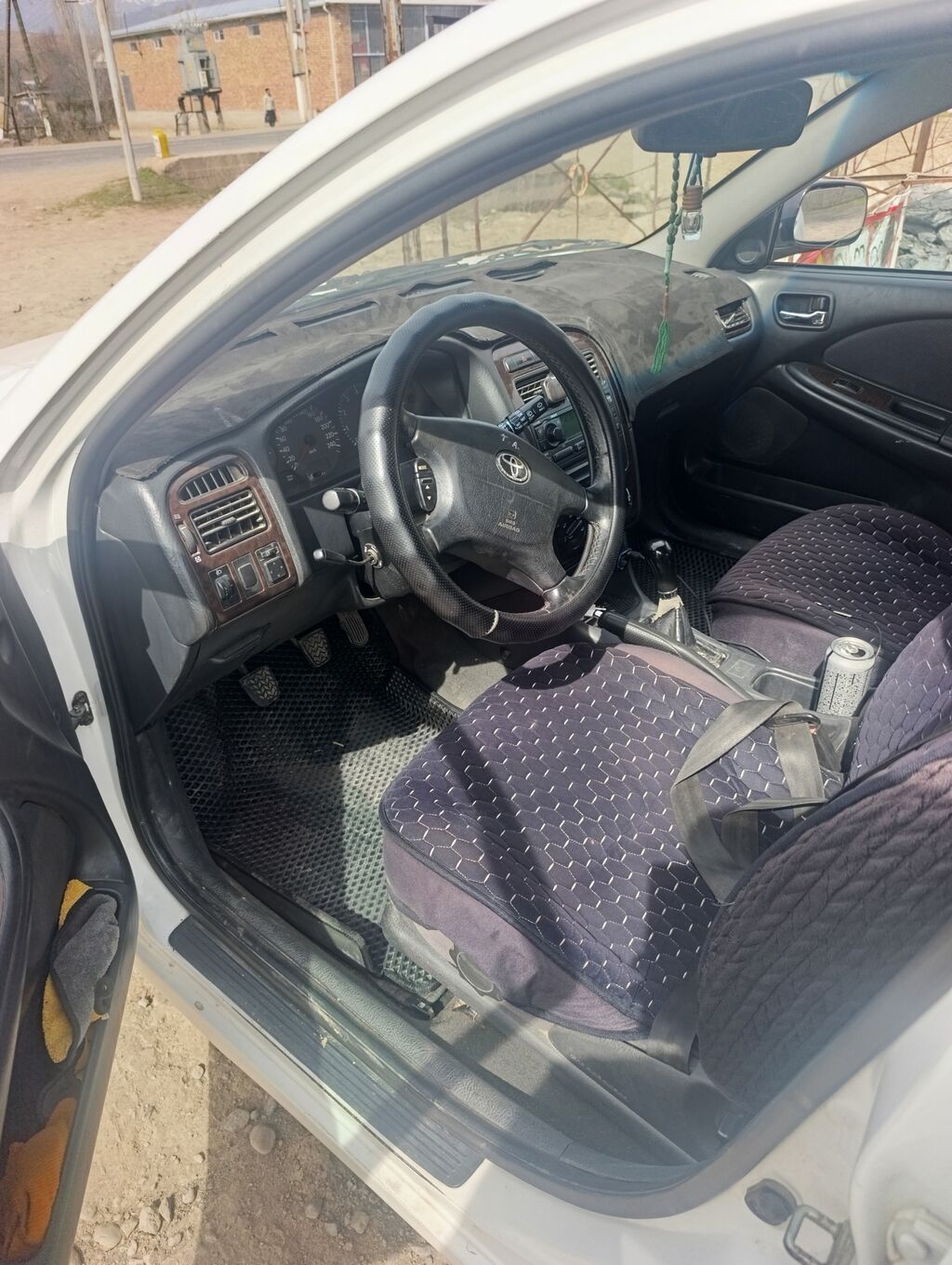 Toyota Avensis: 2001 г., 2 л, Механика, Бензин, Лифтбек: фото 5