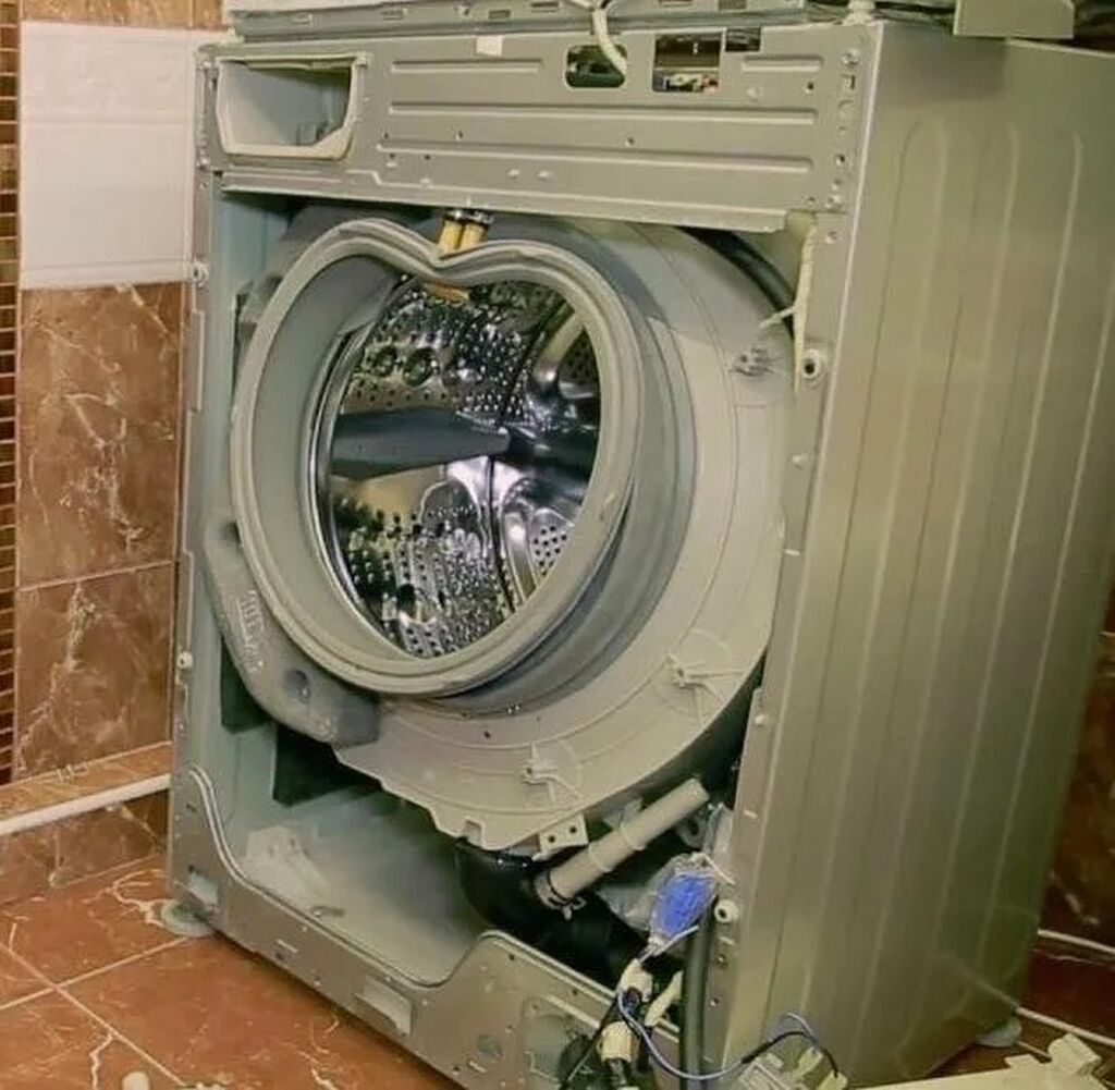 Разбивают стиральную машину. Сломанная стиральная машина. Поломанная стиральная машина. Разобранная стиральная машина. Ремонт стиральных машин.