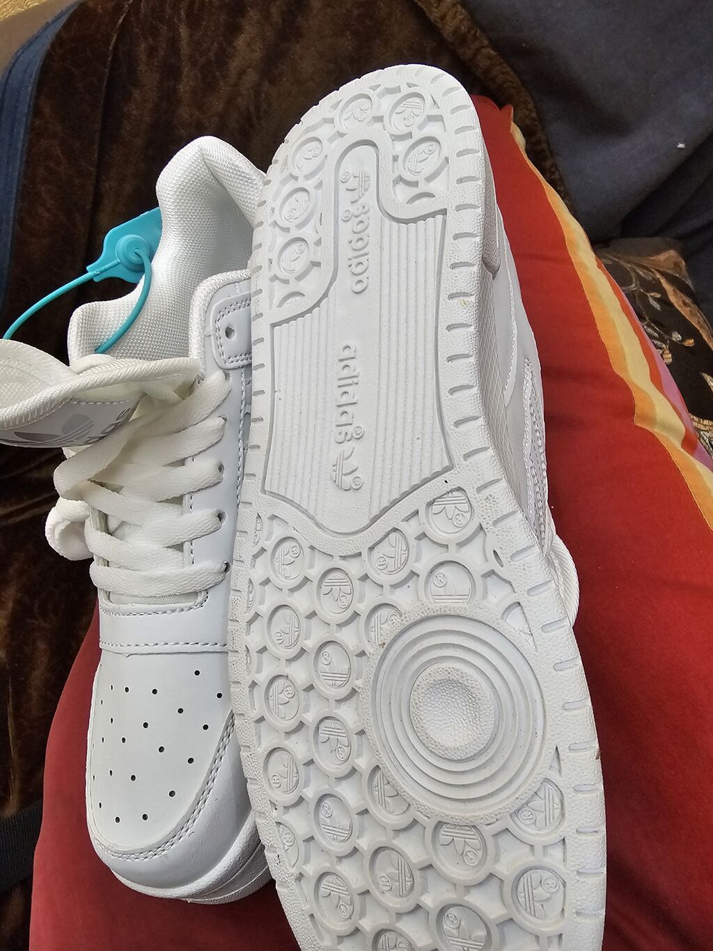 Кроссовки adidas (Trefoil на стельке), полностью белые. - Модель в: фото 5