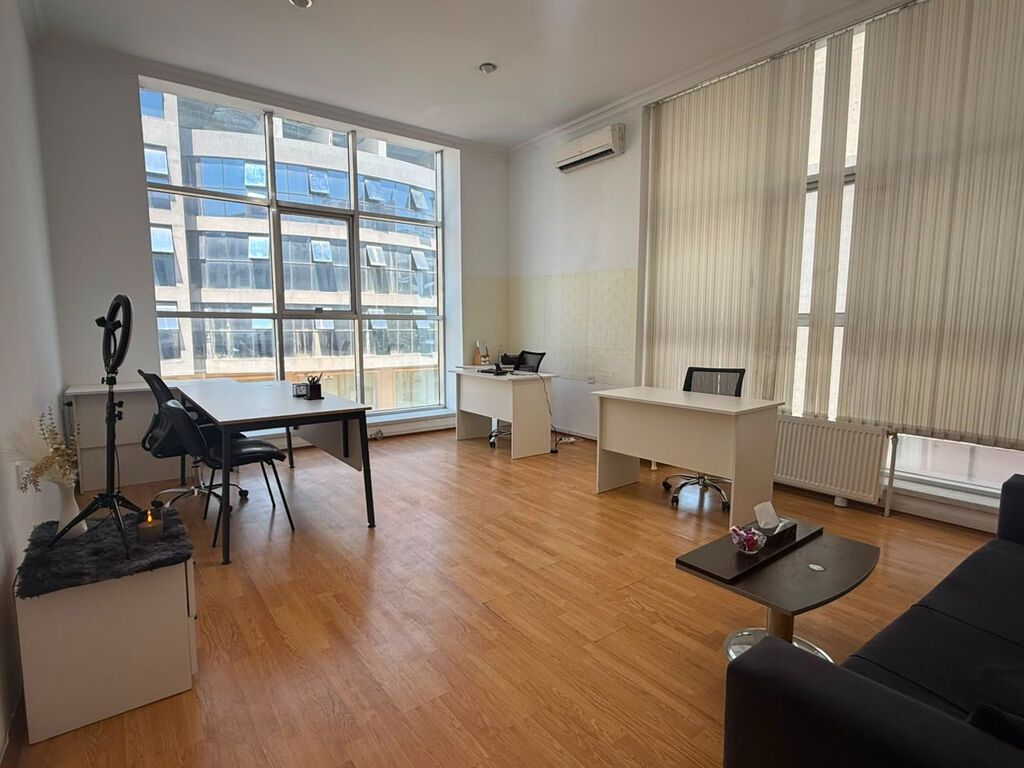 -Ofis daxilində 1 iş masası icarəyə verilir. -Ünvan: Nərimanov r.