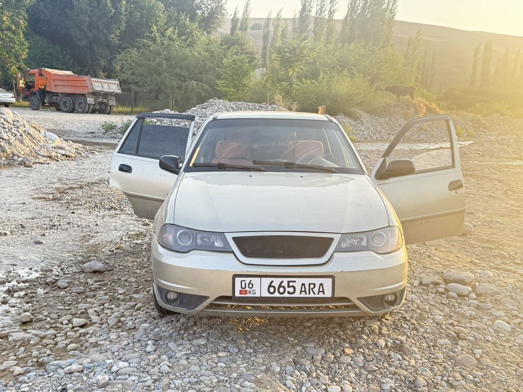Daewoo Nexia: 2010 г., Механика, Седан: фото 3