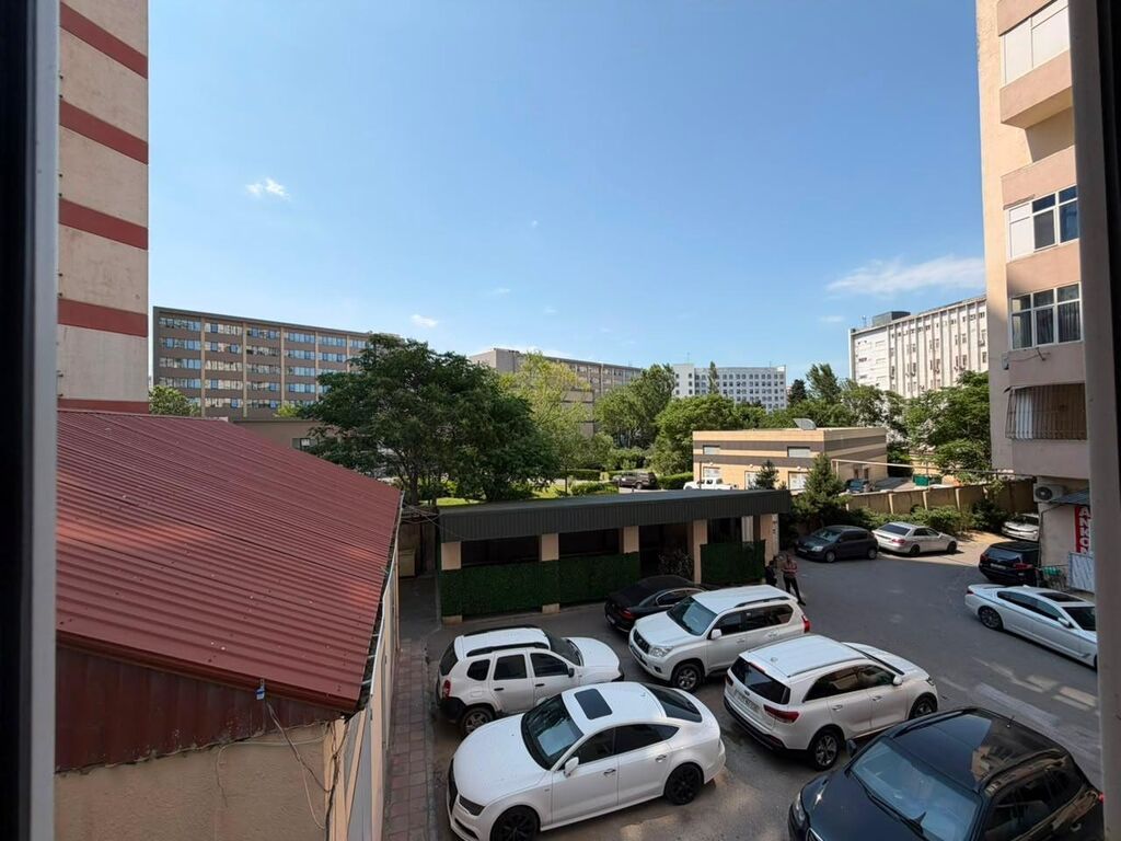 Yasamal rayonunda, 20 Yanvar metrosunun yaxınlığında, sıx yaşayış