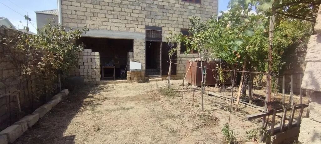 6 otaqlı, 200 kv. m, Təmirsiz