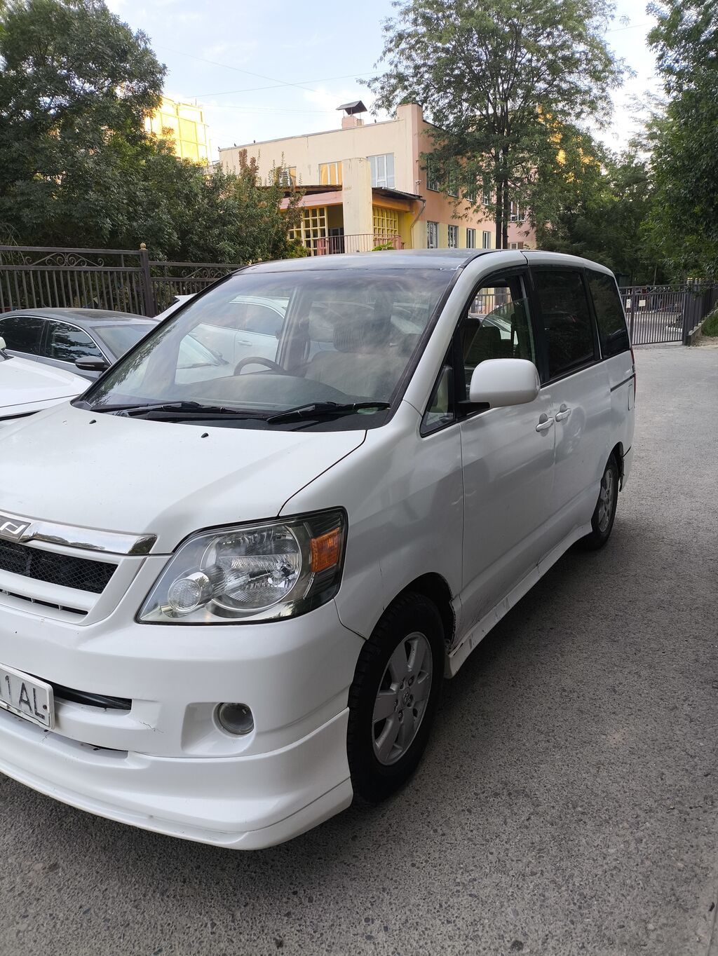 Toyota Noah: 2005 г., 2 л, Автомат, Бензин, Минивэн: фото 2