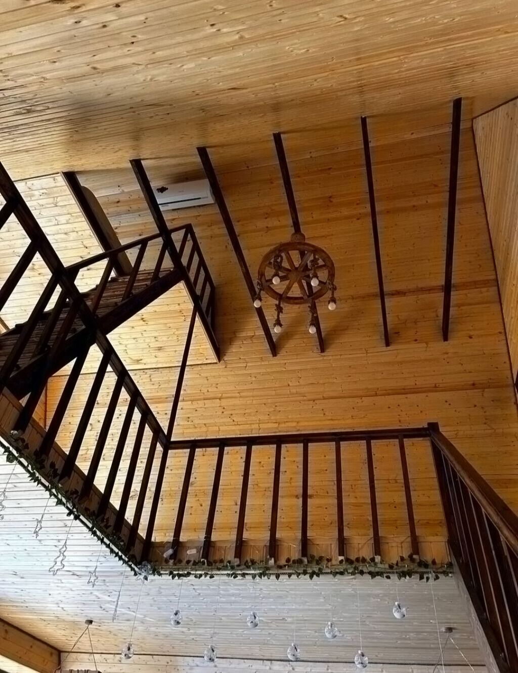 A‑frame üslubunda, taxta memarlığa malik geniş kottec. Xarici məkan