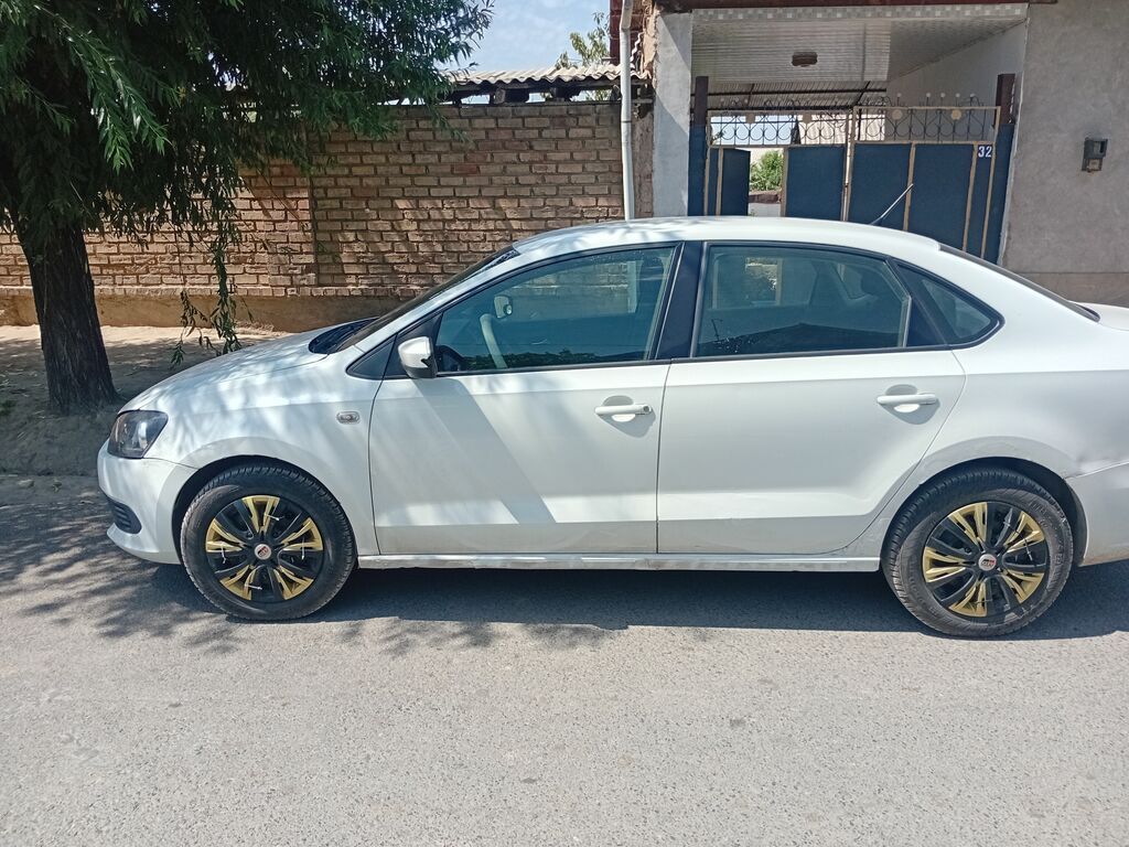Volkswagen Polo: 2014 г., 1.6 л, Механика, Бензин, Седан: фото 1