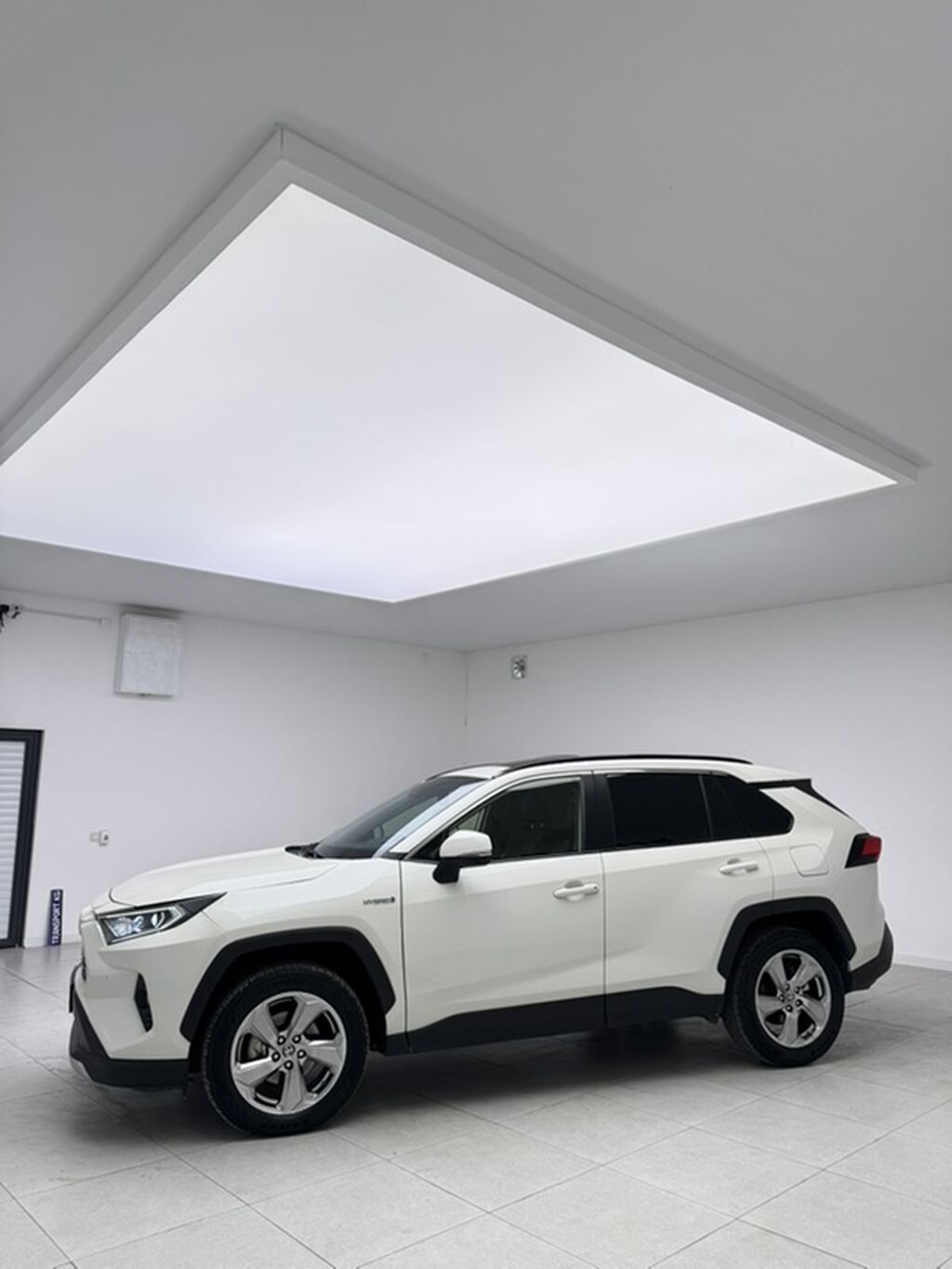 Toyota RAV4: 2021 г., 2.5 л, Автомат, Гибрид, Кроссовер: фото 3