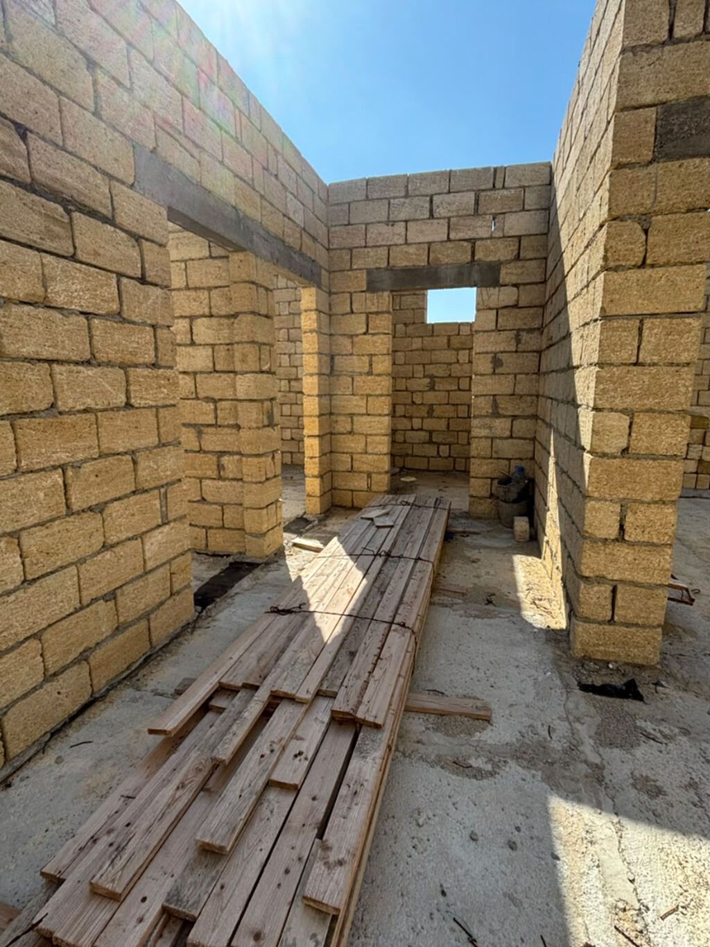 Saray 5 otaqlı, 200 kv. m, Təmirsiz