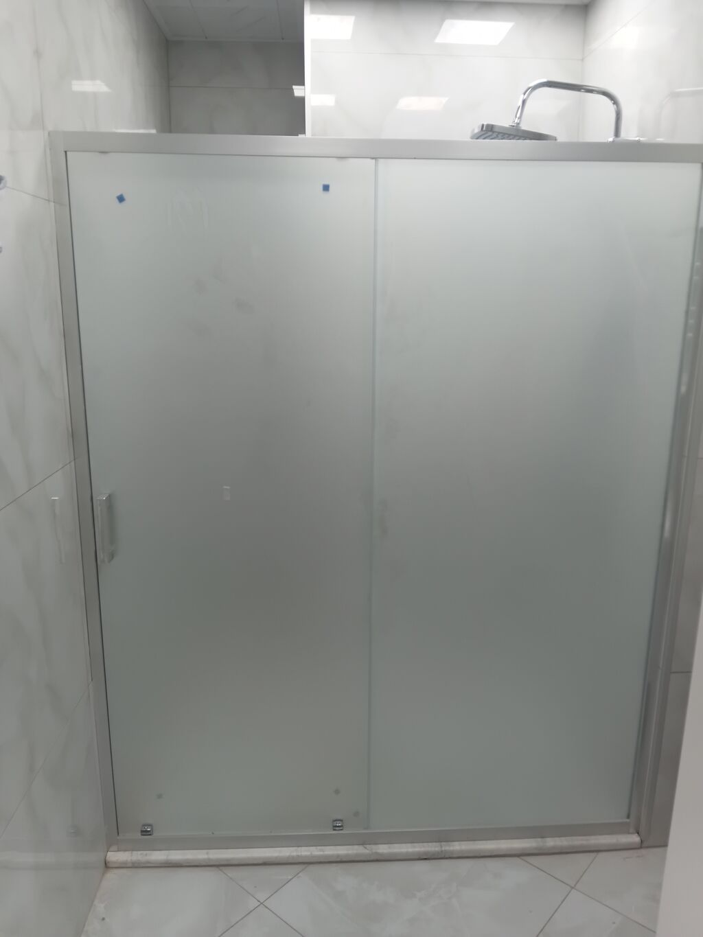 Ev sarayda yerləşir. Mənzildə konditsaner, kombi sistemi, otaqlarda