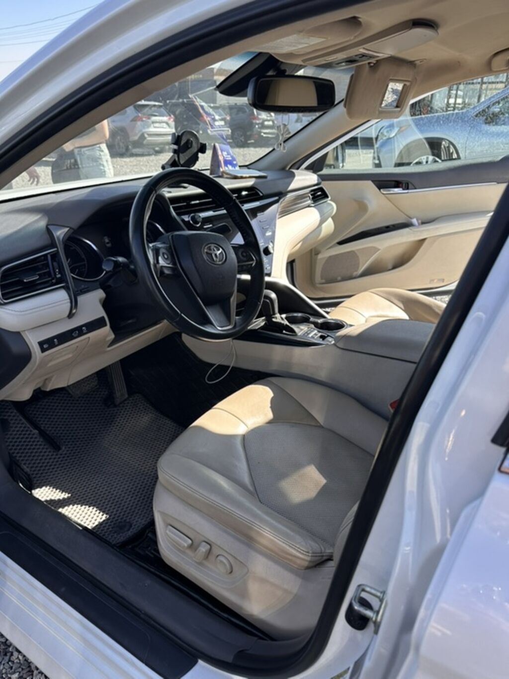Toyota Camry: 2020 г., 2.5 л, Автомат, Гибрид, Седан: фото 7