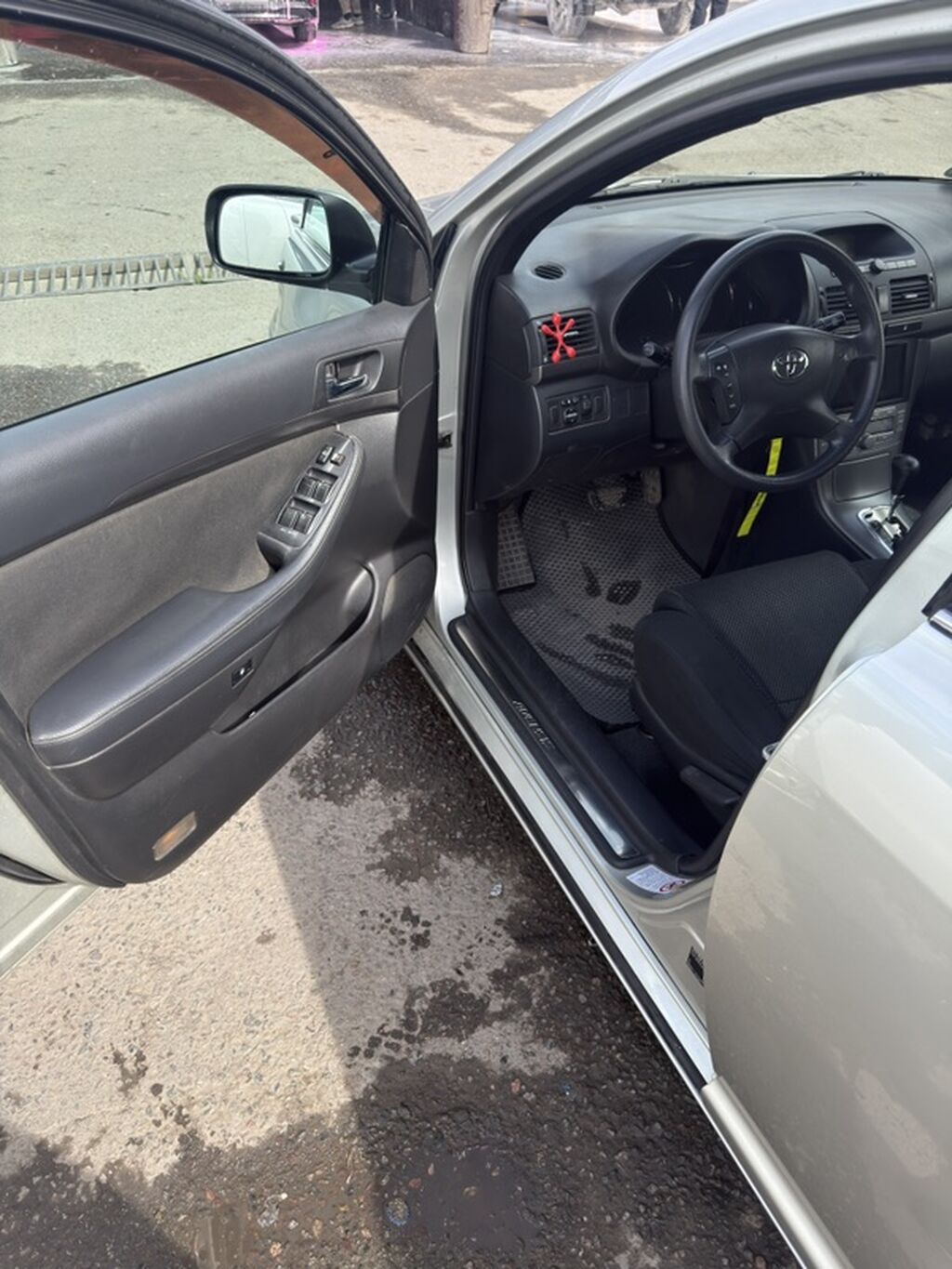 Toyota Avensis: 2004 г., 1.8 л, Автомат, Бензин, Седан: фото 7