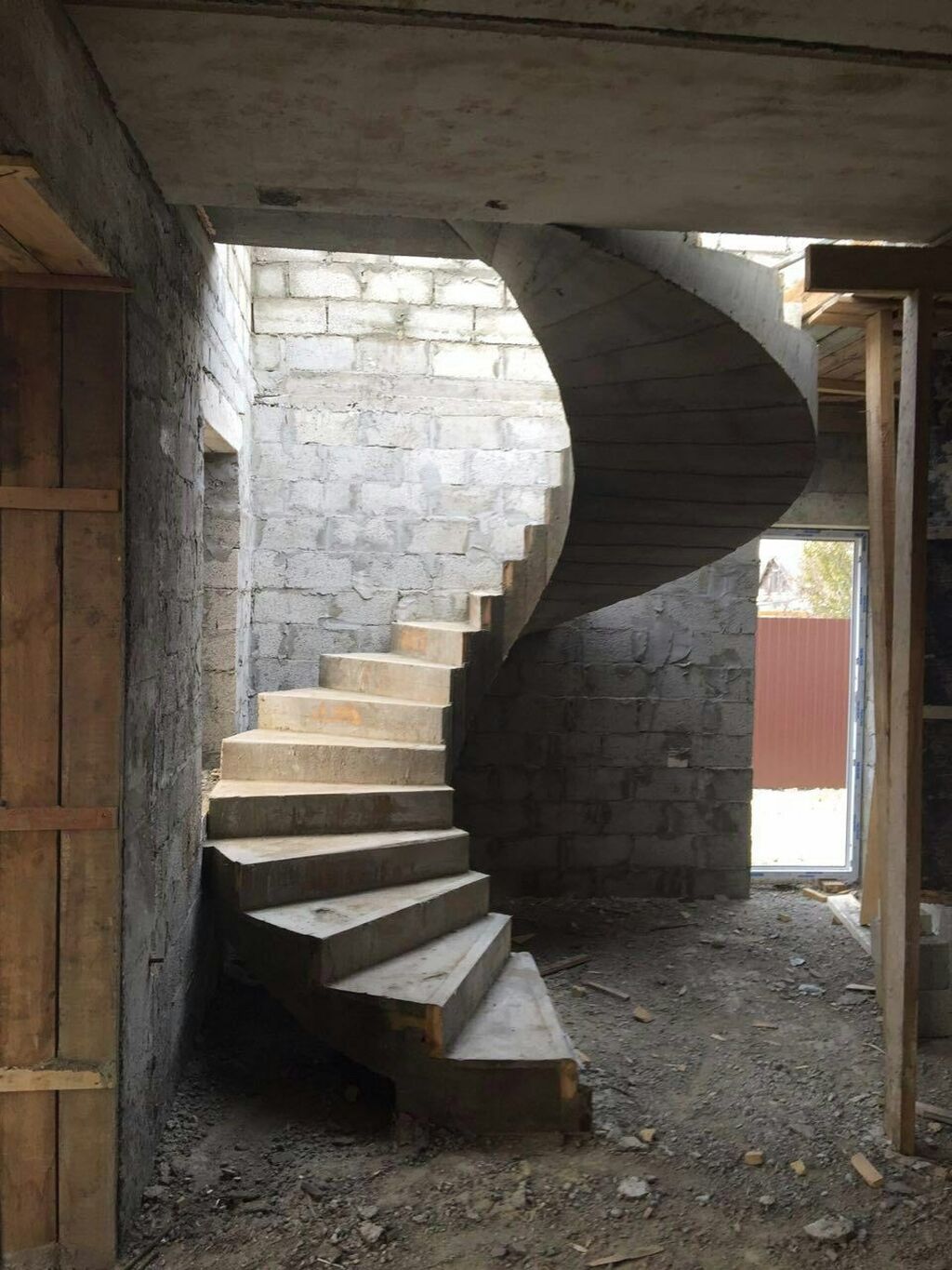 Бетонная лестница доме второй этаж. Монолитная полувинтовая лестница. Лестница монолит бетон косоур. Полувинтовая бетонная лестница. Монолитные лестницы из бетона в частном доме на 2 этаж.