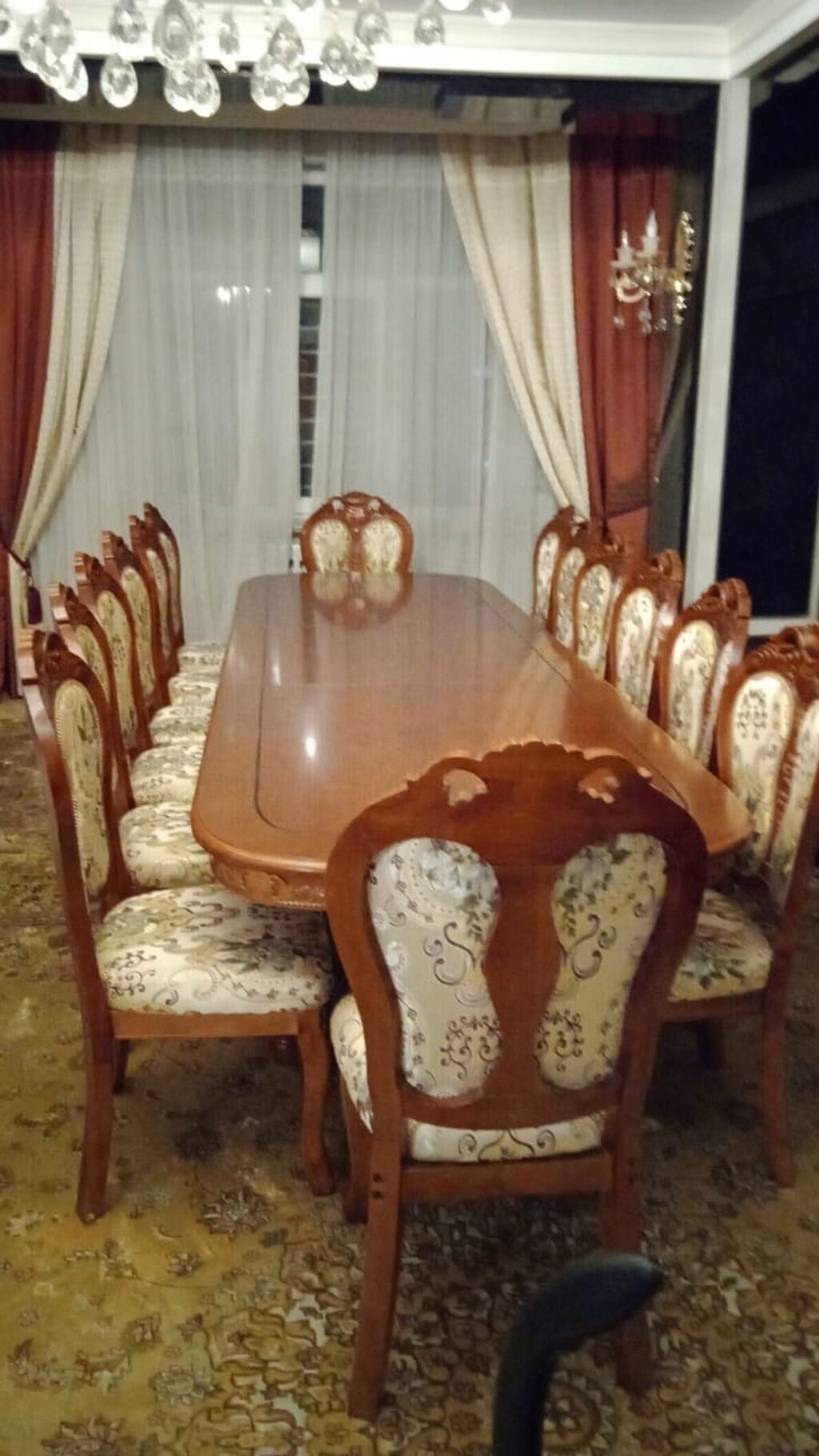 Большой стол в гостиную со стульями