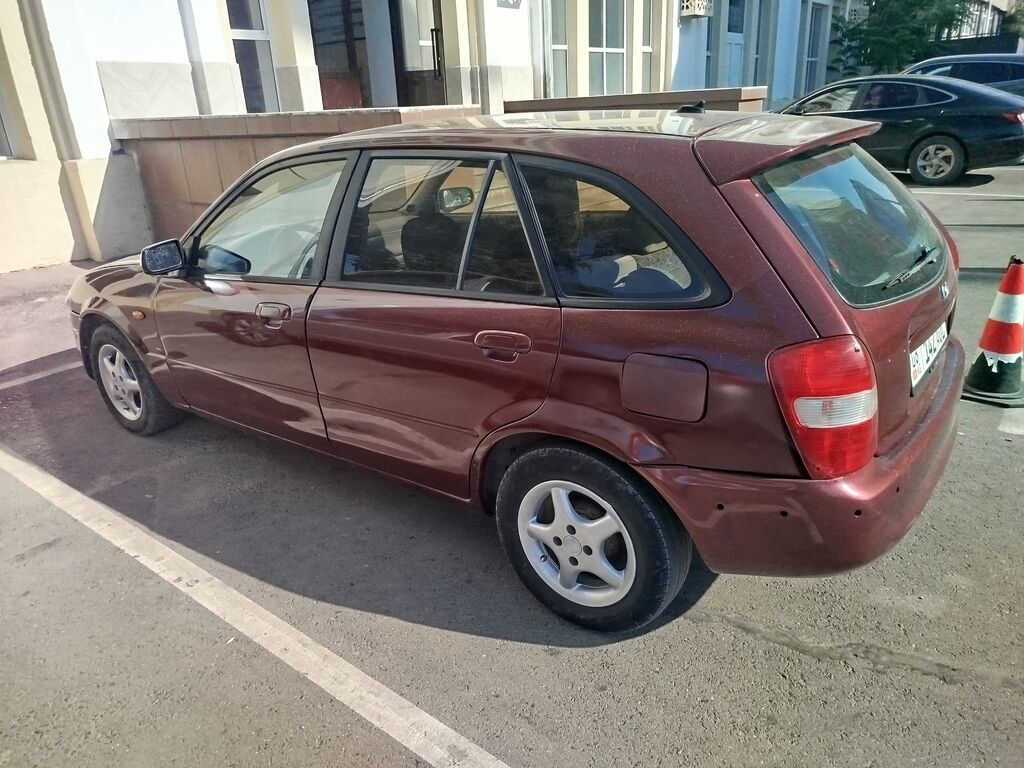 Mazda 323: 1998 г., 1.5 л, Механика, Бензин, Хэтчбэк: фото 3