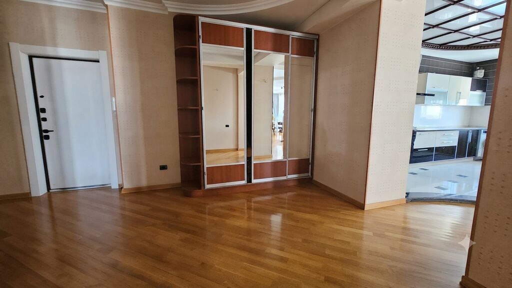 Şəhərin ən prestijli küçələrindən olan Cəfər Xəndan yerləşir ( Modera